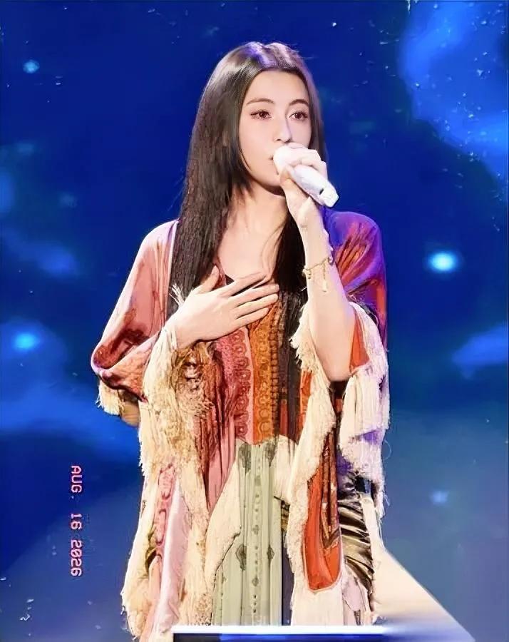 张柏芝青岛开唱

状态惊到我了

谁能想到她今年已经43岁了？

网上都在刷她吃