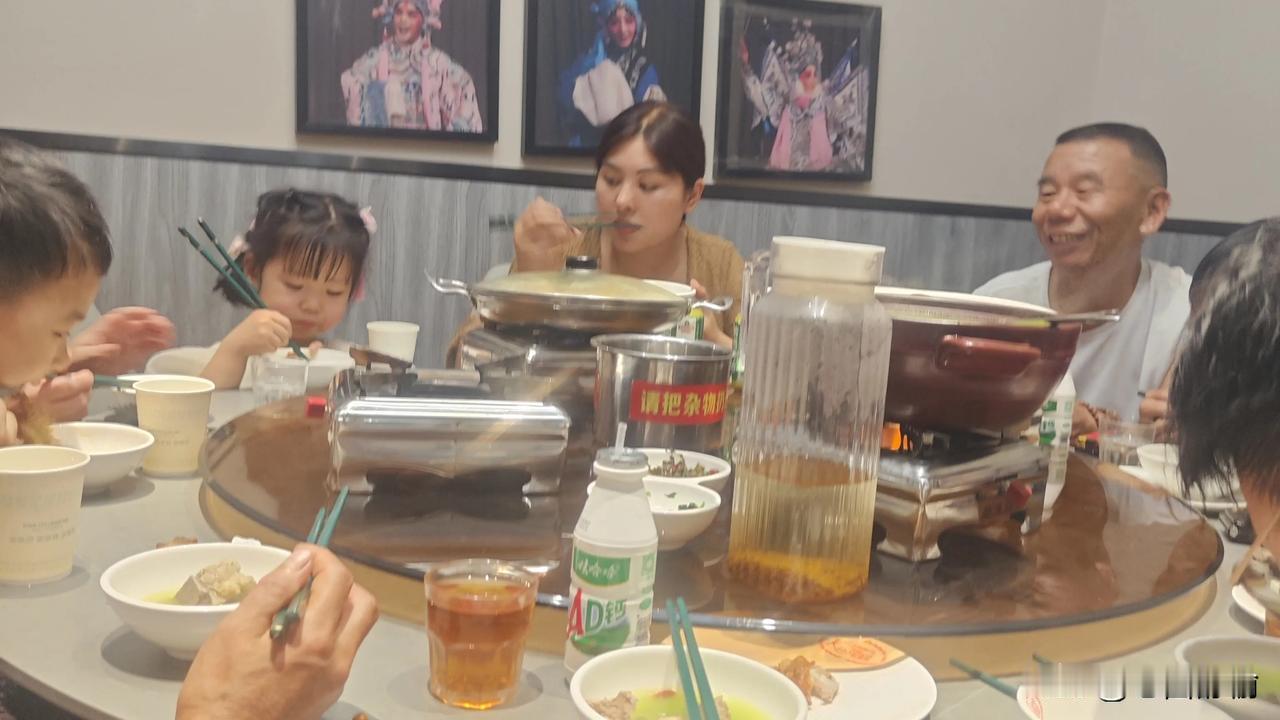 上联：中秋盛会精神爽
下联：月半佳节气宇昂
          (你对下联)
