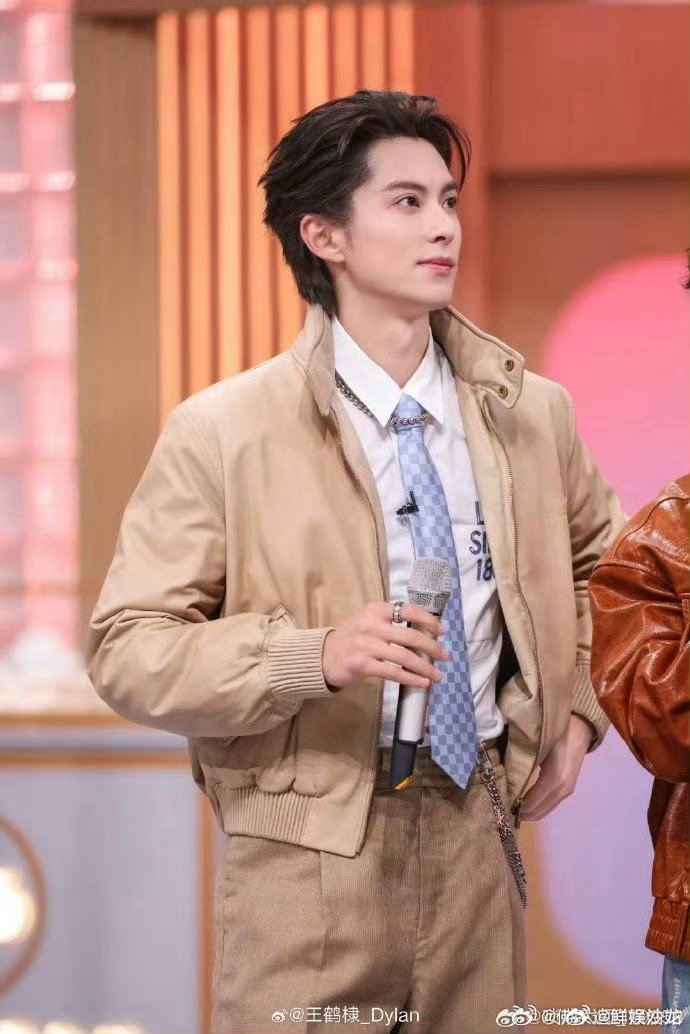 王鹤棣王栎鑫见面先打一套组合拳，这默契谁看了不夸！王鹤棣王栎鑫见面先打一套组合拳