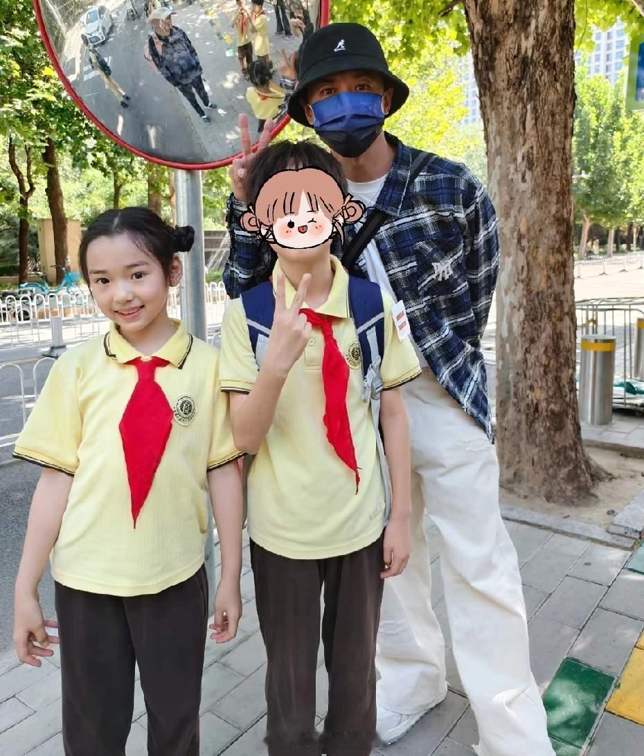 张维伊接小酒窝放学偶遇张维伊接小酒窝放学 小酒窝要健康长大啊 ​​​