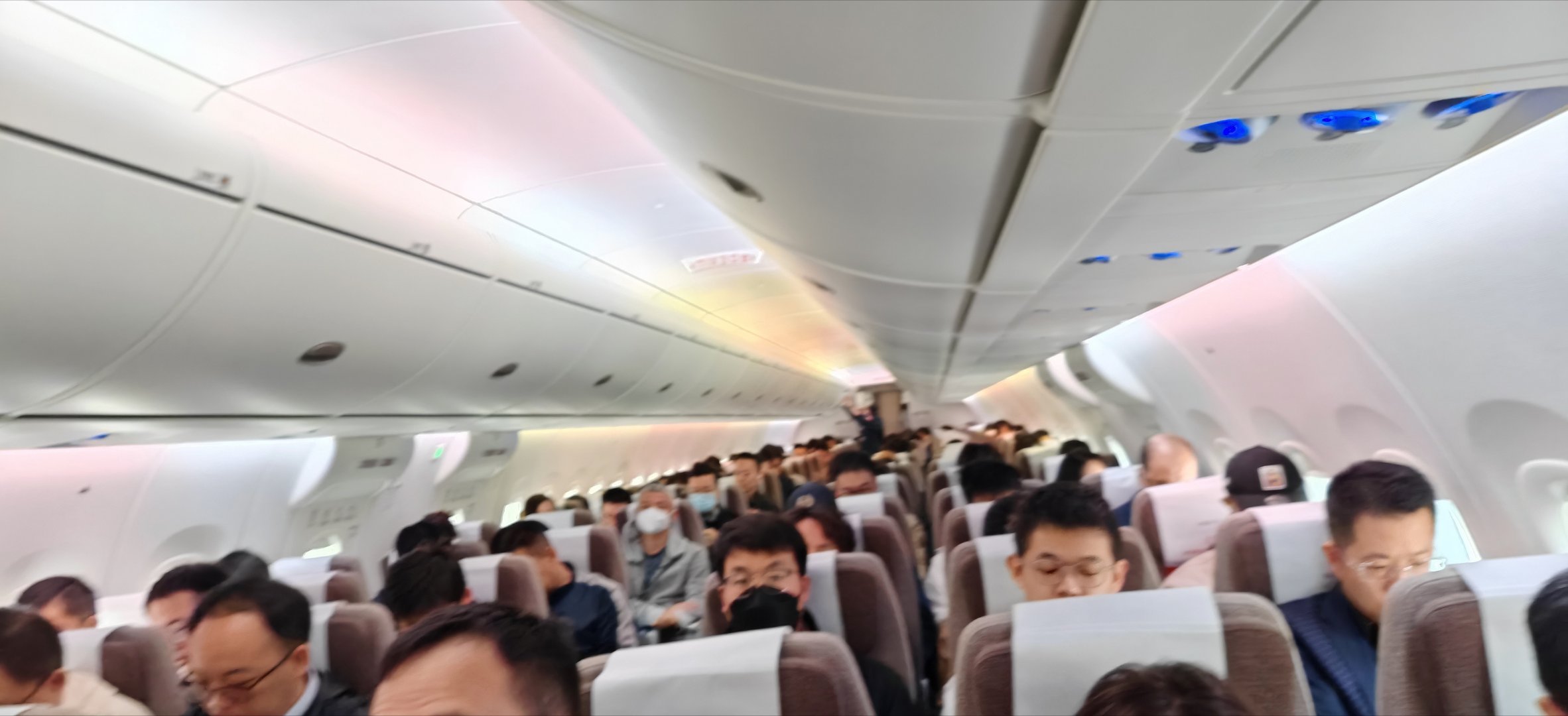 特意选了C919，160多个座位，刚坐下，暂时感觉普通，不惊艳也没啥缺点。等下下