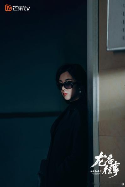 俞灏明新剧被绑成三文鱼俞灏明这次演的秦明有点惨，直接被绑成三文鱼，法医变食材这反