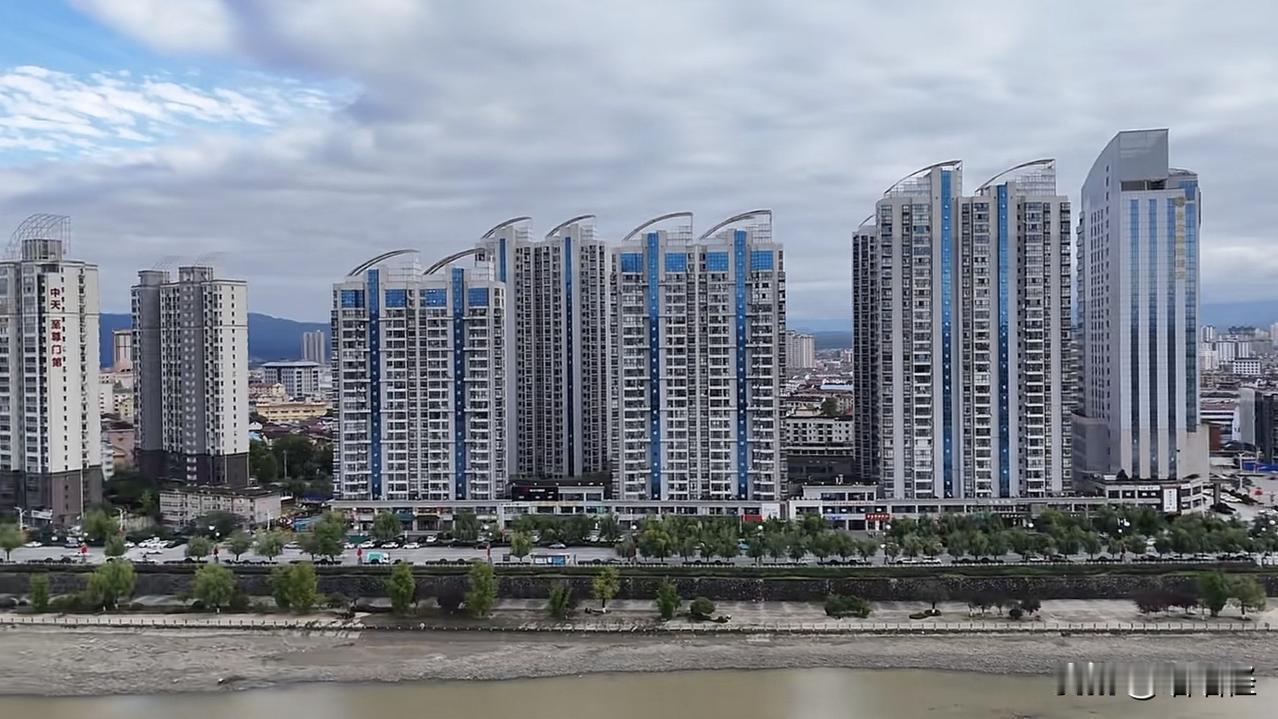 其实南郑区大河坎镇也只是江边发展的可以，其它地方并不如城区汉山街道办，而且未来的