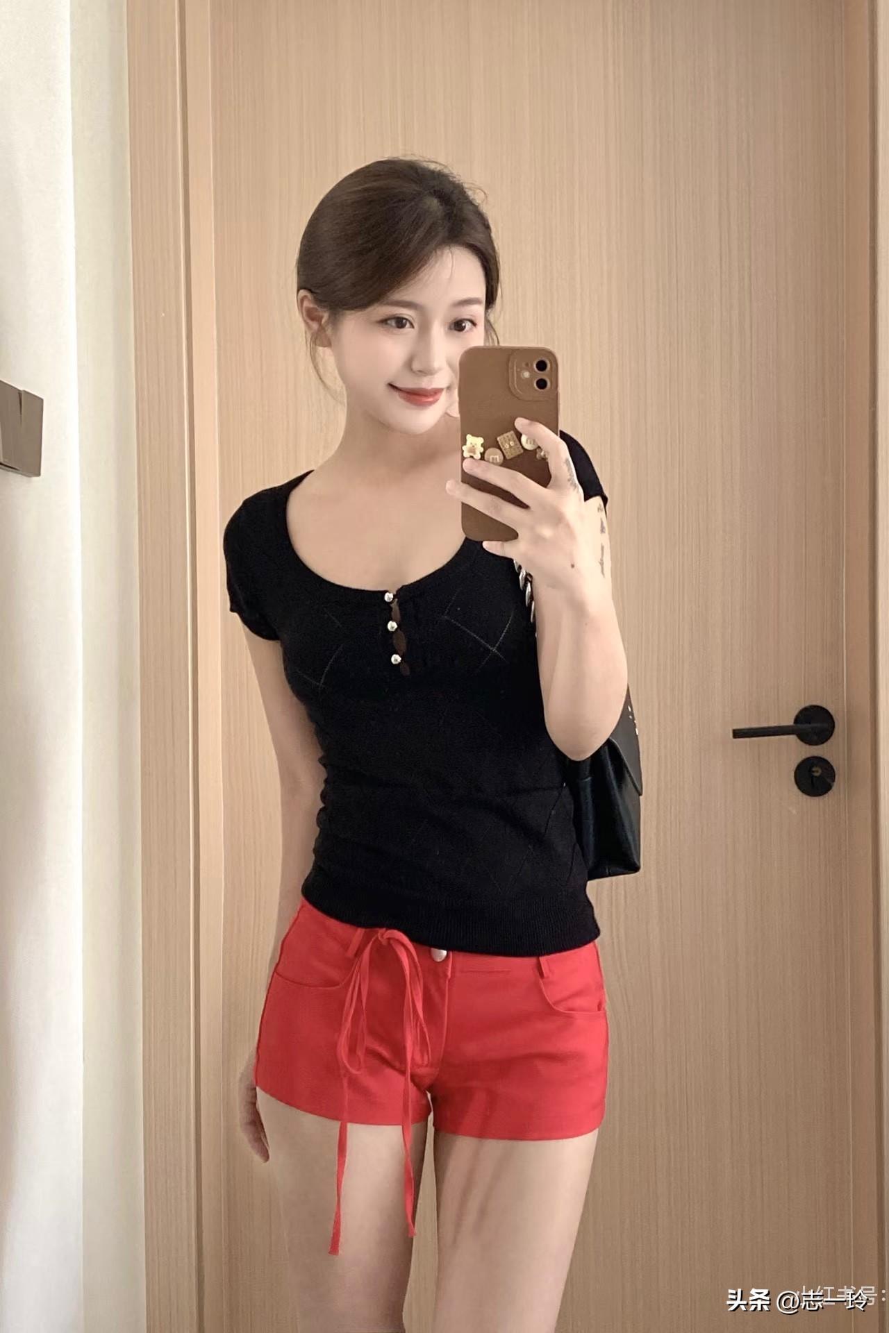 元气满满的一天，从红黑配开始！🌞💕