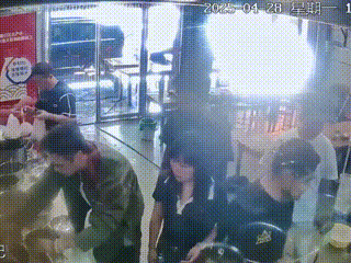 吴镇宇秒变吃货，
香港大明星，
在柳州的小县城吃粉，
自己动手打小料，
小店里的