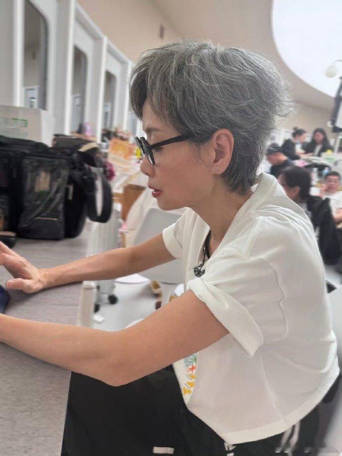 叶童三公第一 乘风2025第四次分组叶童三公荣登首位超霸气，反复练习终在舞台大放