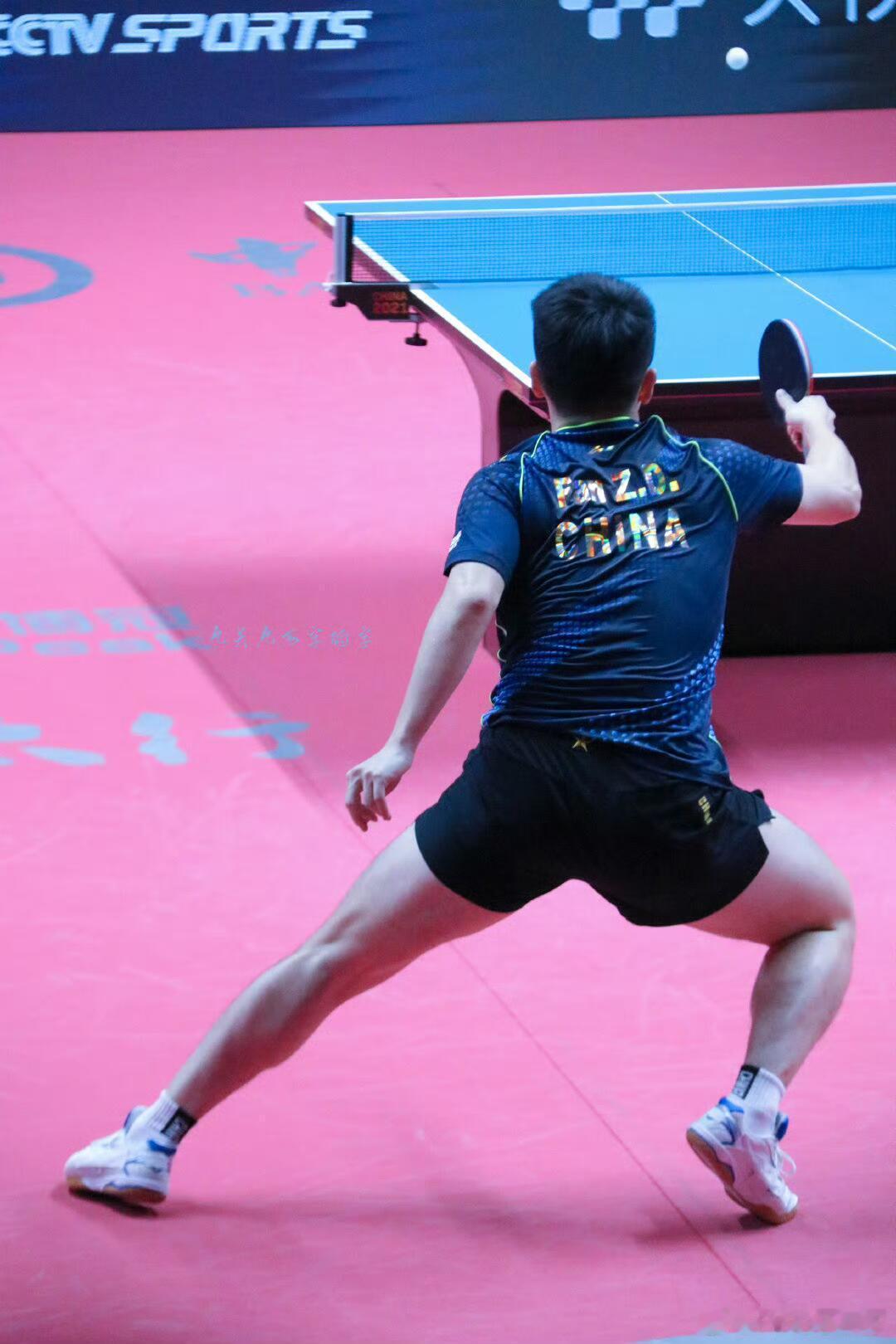 樊振东的背肌透漏着硬实力的自信感，是靠得住的感觉。 