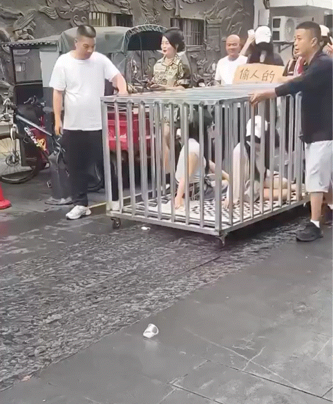 人一吃饱，就闲不住，低俗摆拍，这下行政拘留了