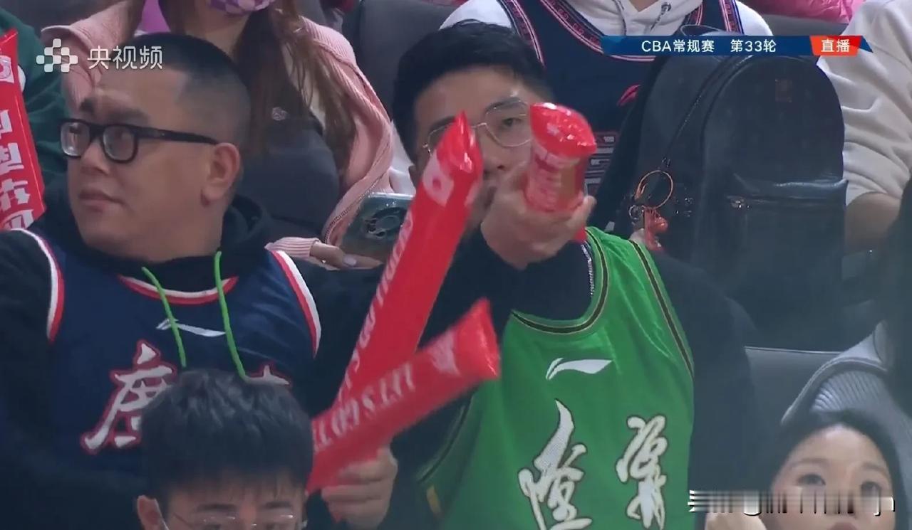 超级暖心！回顾辽粤大战中最和谐的一幕。

今晚辽宁vs广东的比赛吸引了很多球迷观
