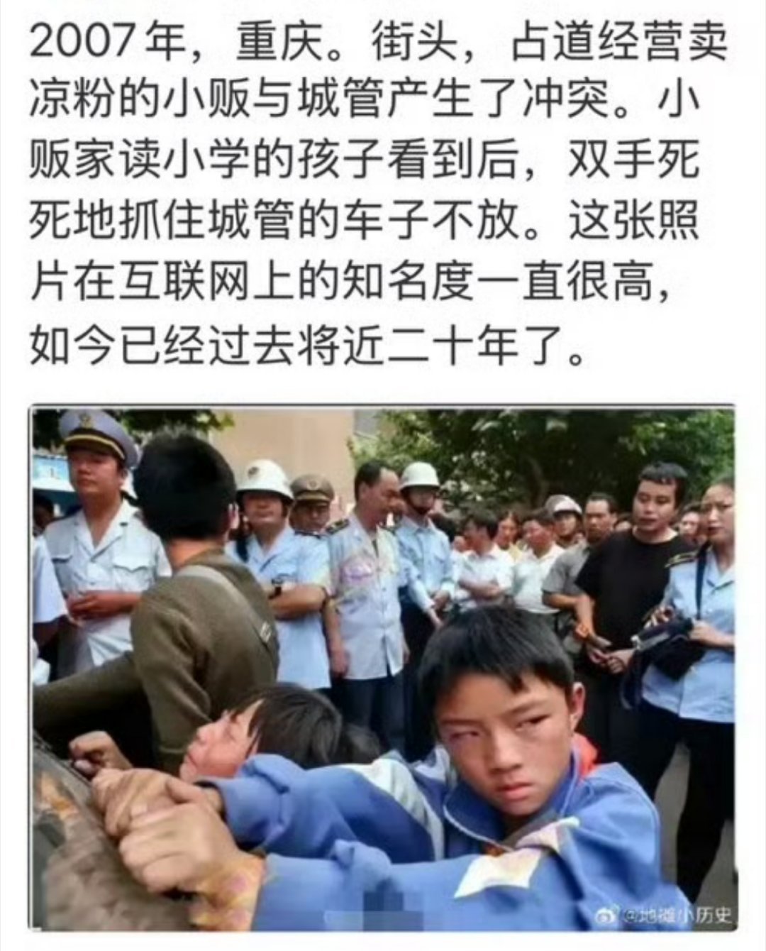 占道经营，没啥好同情的。如果今时今日还有圣母傻白甜同情占道摊贩，那就让小贩去他家