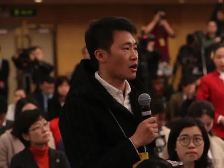 枪声终于停了，白宫还是低下了高昂的头颅！就在昨天，特朗普不得不亲自给民主党州长打