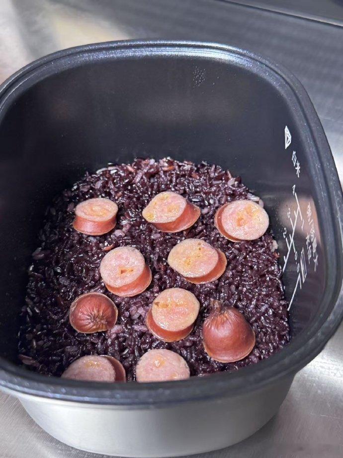 丁禹兮晒用电饭煲做的美食丁禹兮晒用电饭煲做的饭菜 丁禹兮这波电饭煲厨艺秀，紫米香