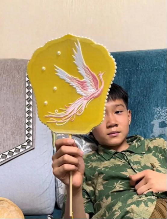 炎炎夏日，陕西一位小男孩为妈妈精心制作了一把蚕丝扇。这份独特的礼物不仅让妈妈感动