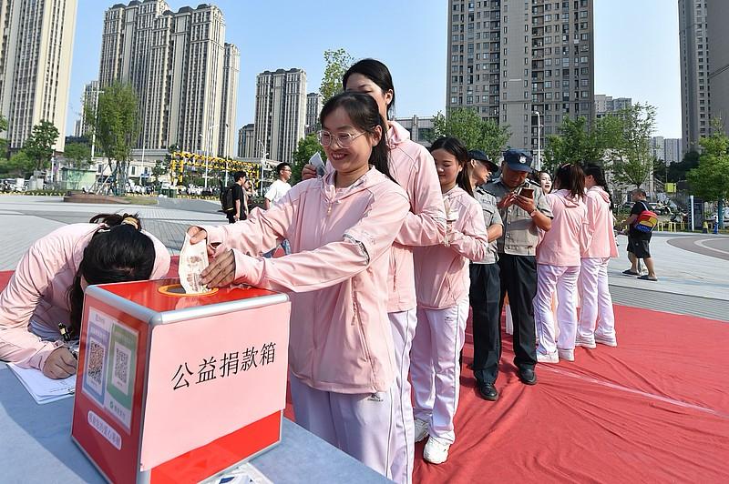 “公益月捐数年无人问，停捐一月遭催捐”——闪电新闻曝光的这件事，让无数给公益基金