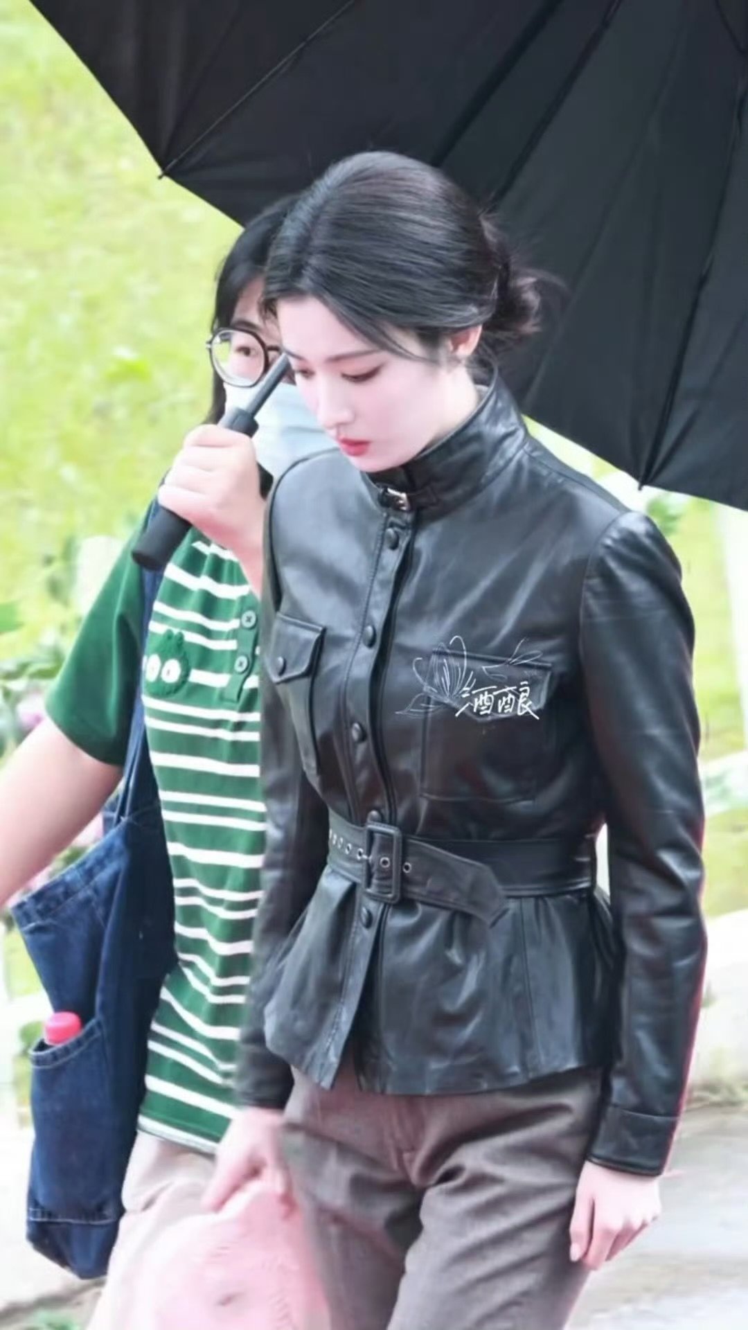 周楚然皮衣低盘发王楚然高领皮衣 ​高领皮衣也太美了吧 ​​​