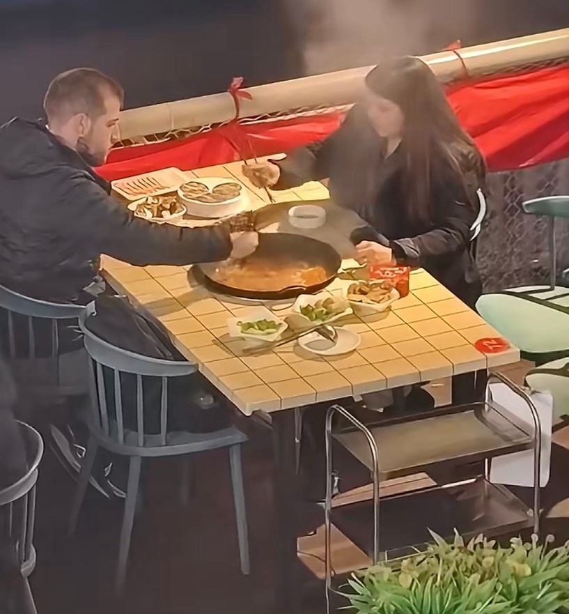 两外国人在重庆用筷子烫火锅筷子比刀叉难用多了，夹粉条和面条更难，毛肚可能是最好夹