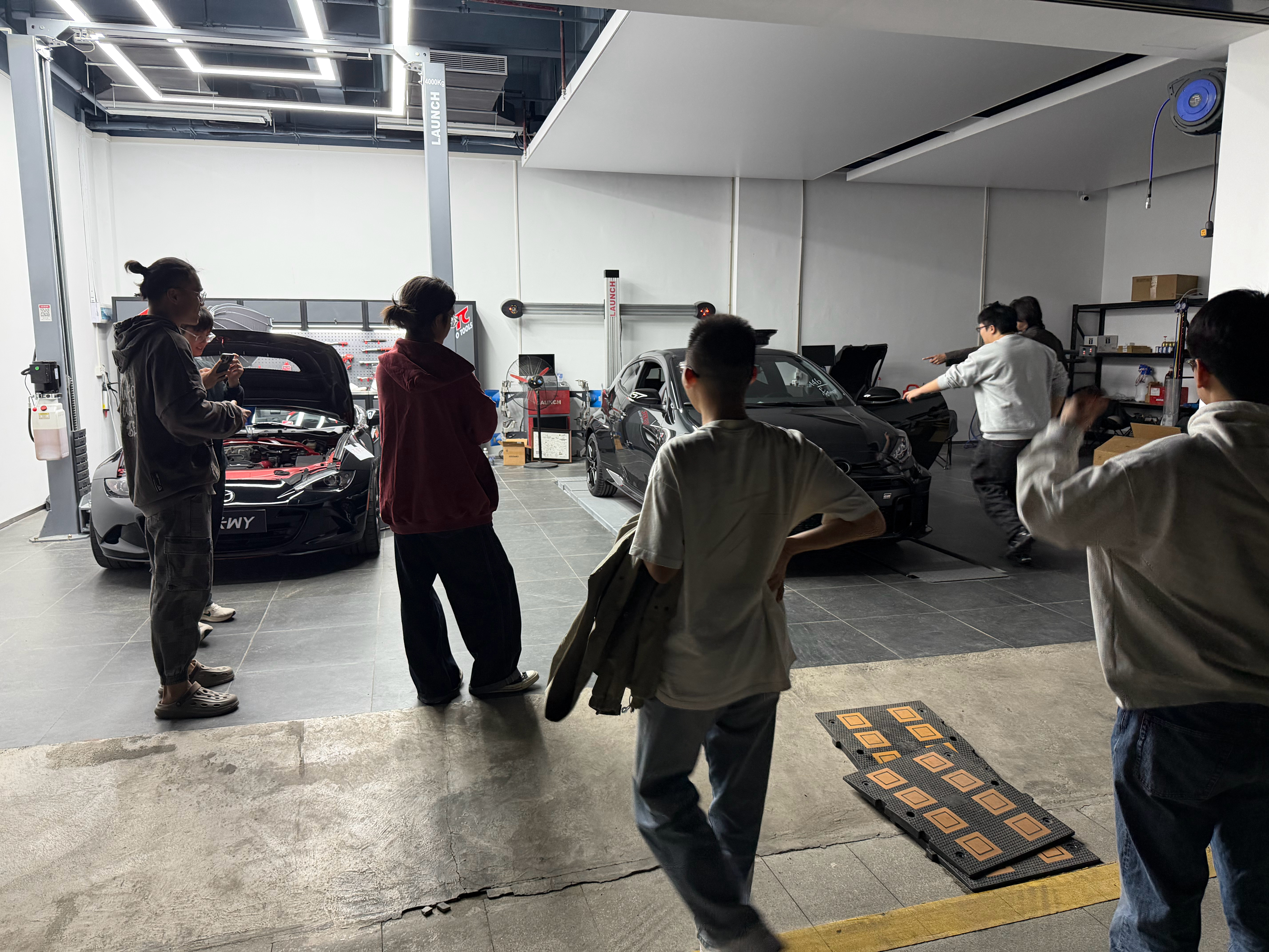 深夜一群朋友因为一台好车聚在一起 