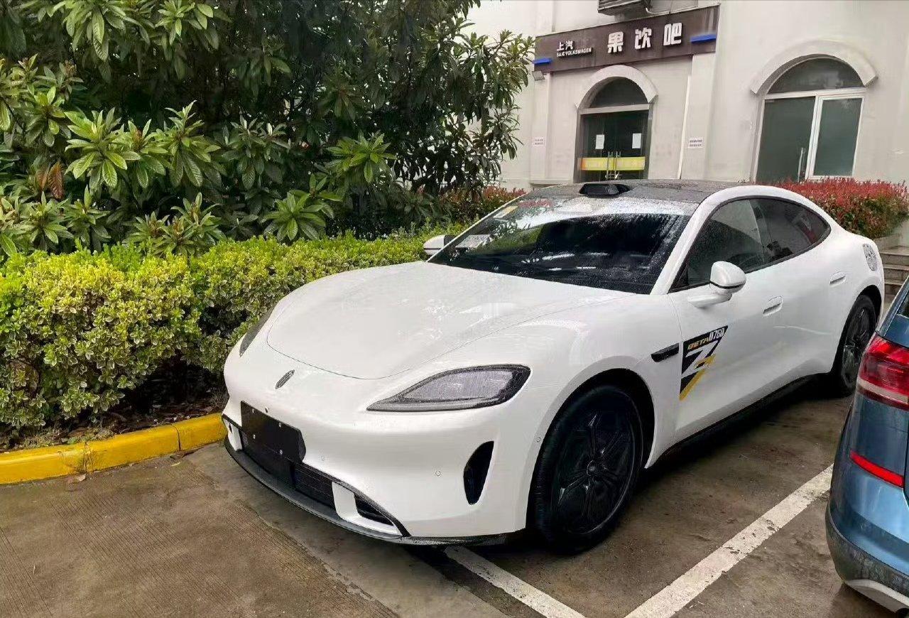 【鸿蒙智行尚界 Z7 轿跑白色实车曝光，新车 3 月 23 日开启预订】鸿蒙智行