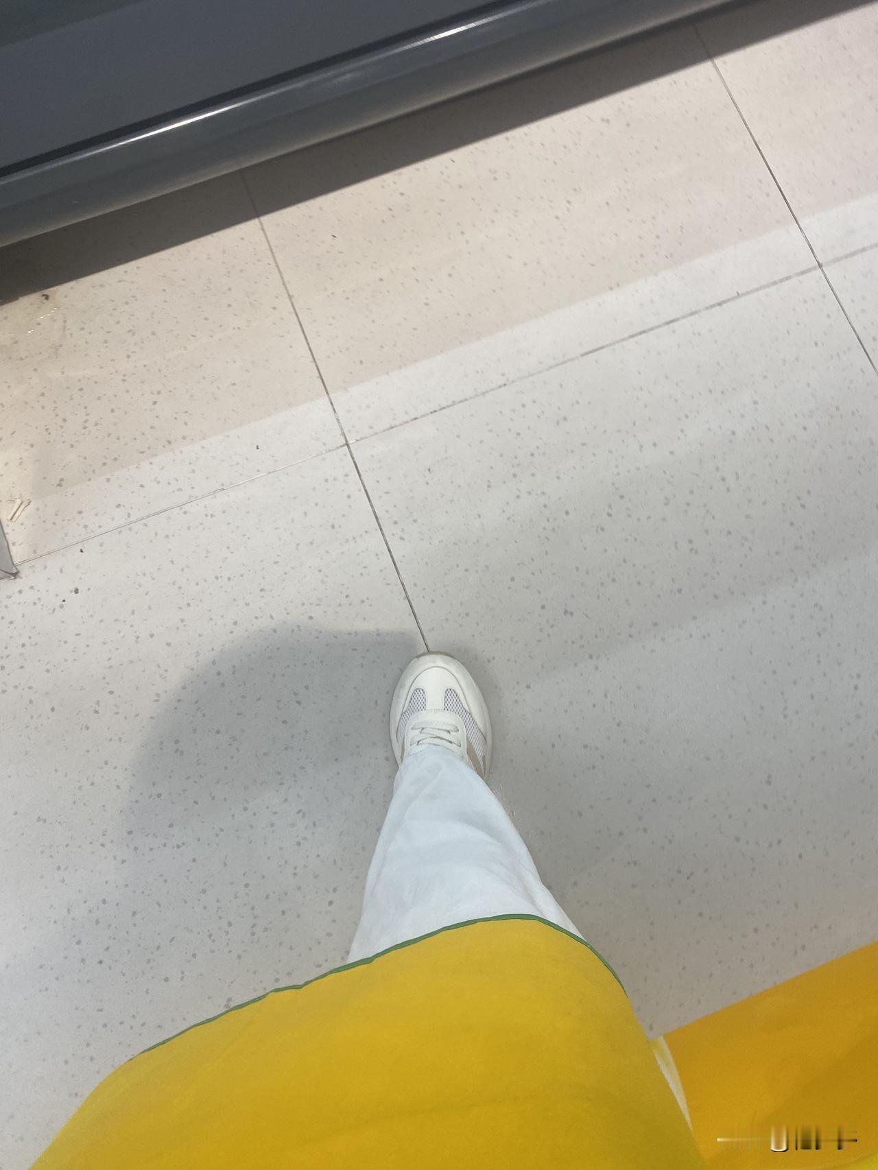 上星期，我推掉了帮亲戚搬家的事，自己一个人去河边钓了半天鱼。回家时老婆居然没埋怨