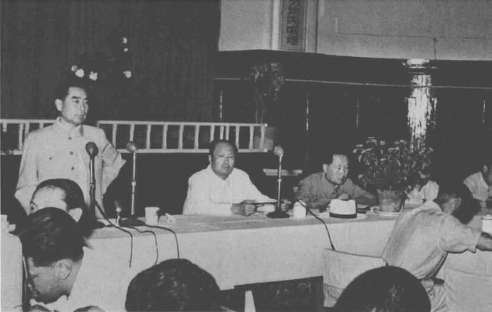 1957年8月，周恩来在青岛全国民族工作座谈会上作《关于我国民族政策的几个问题》