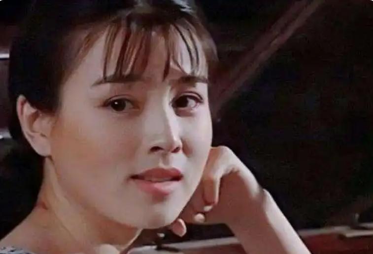 1999年，英宁向刚生下女儿不久的妻子赵明明提出离婚，赵明问原因，英宁支支吾吾就