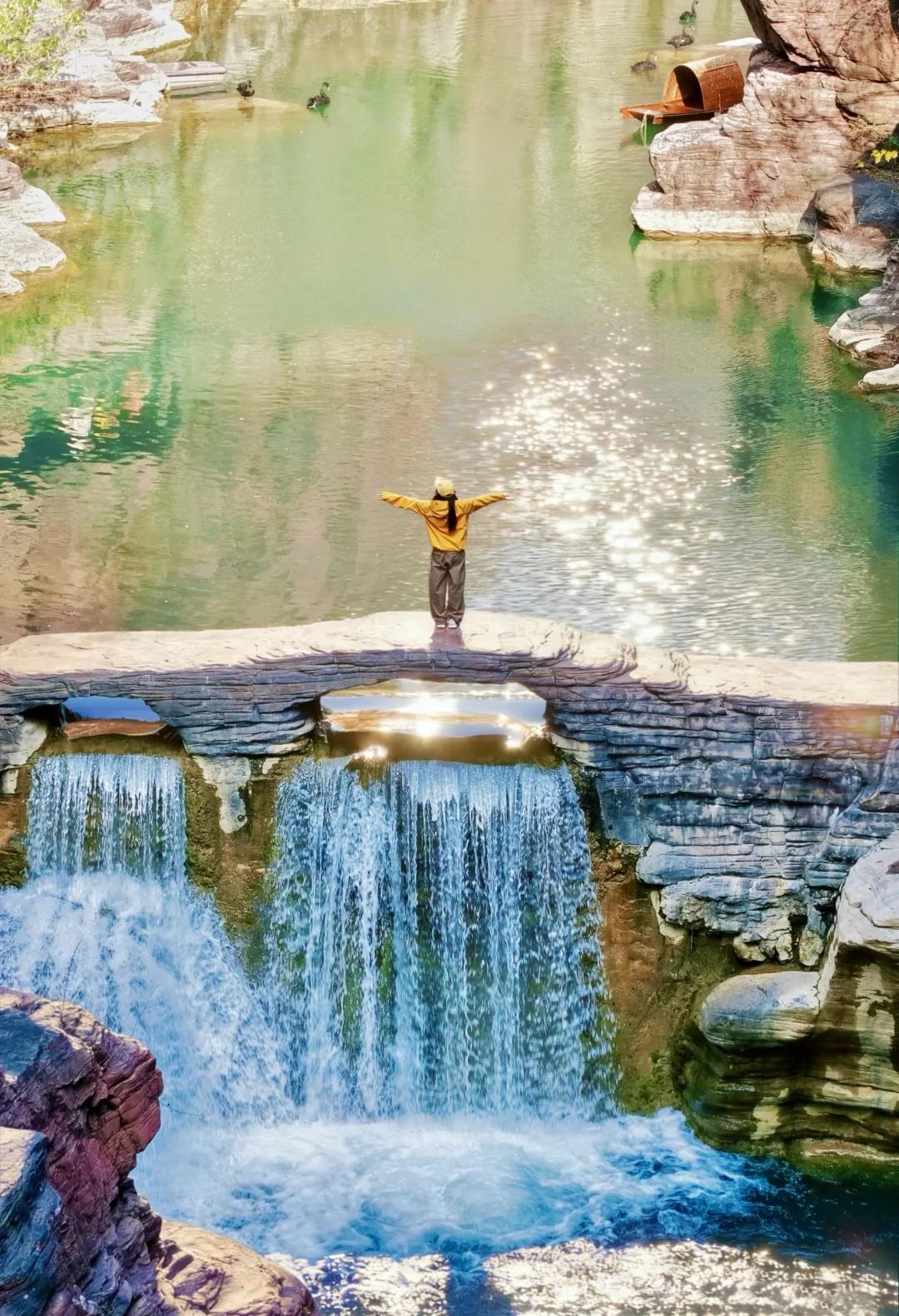 云台山刚回，暴走2w步的绝美机位❗️附攻略
这不是普通的山啊
是王维笔下“遍插茱