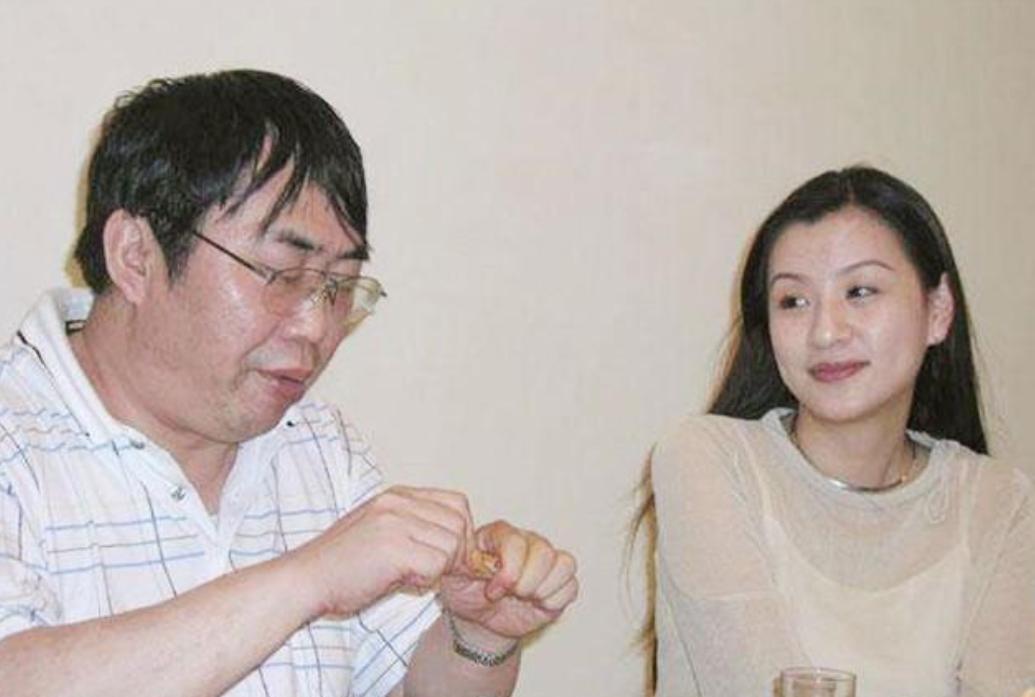 1990年，中国围棋界发生了一桩戏剧性的婚姻故事，王静怀着孩子欣喜若狂地挤走了聂