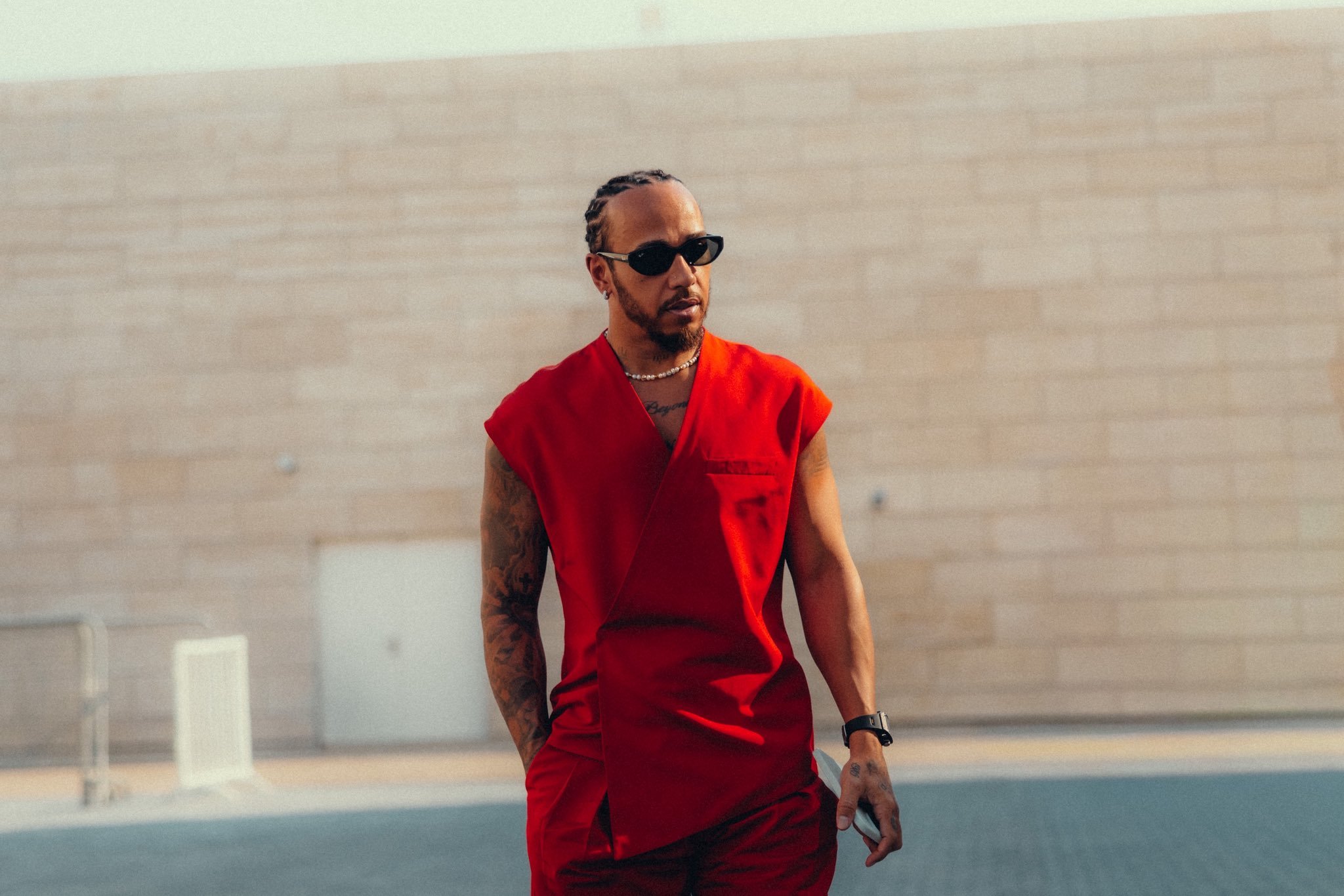 围场时尚达人汉密尔顿的周日穿搭（F1第二十三场的第四套）红色❤️F1赛车2025