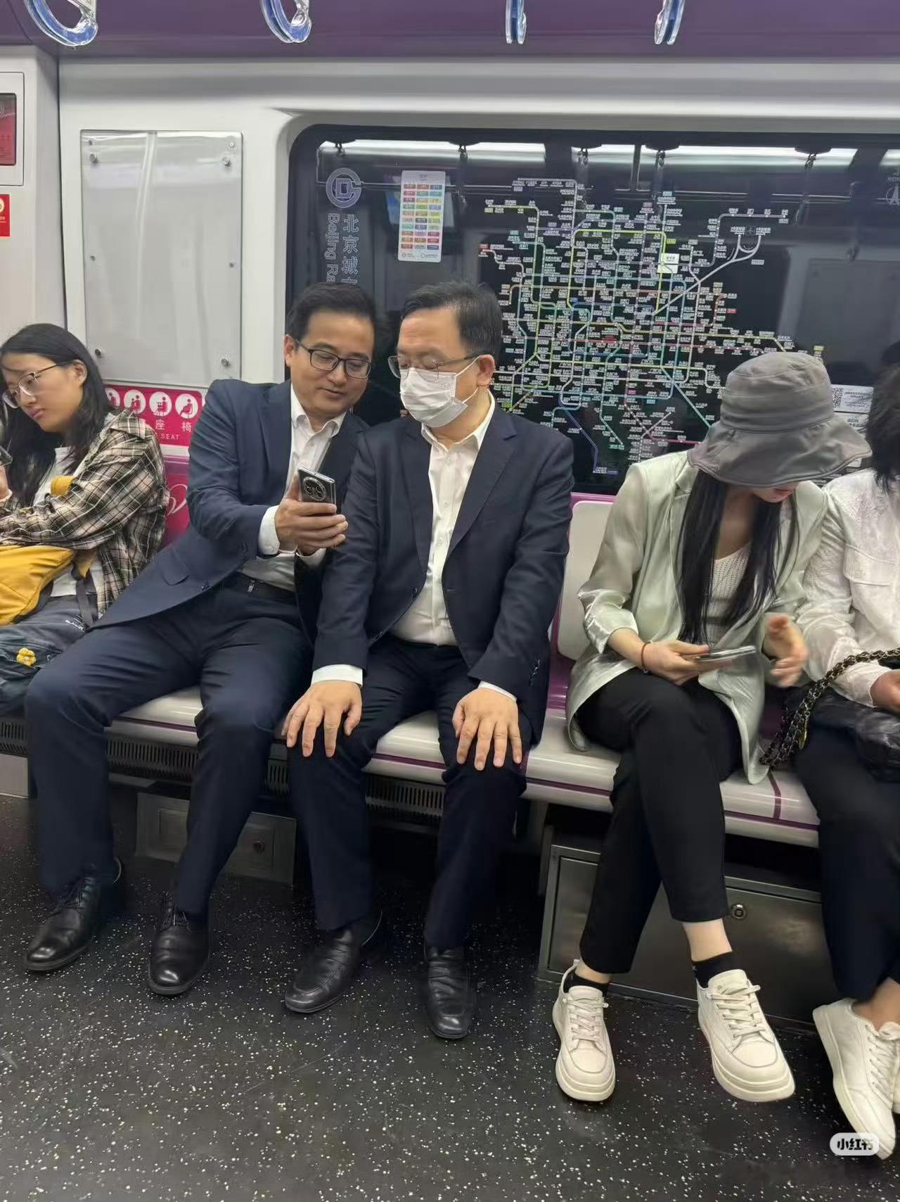 北京车展，有网友偶遇李云飞和王传福坐地铁去展台，实在是太接地气了。冷知识：王总没