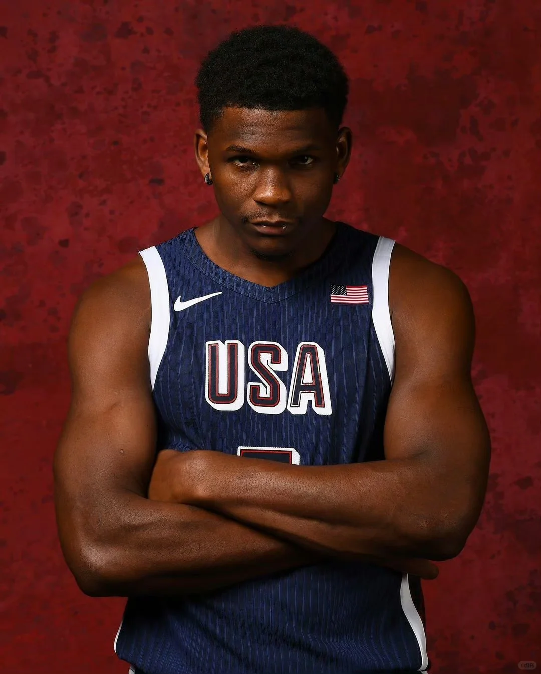 NBA官推发了华子的奥运会美国队定妆照，并提到华子寻求自己的第一枚金牌。