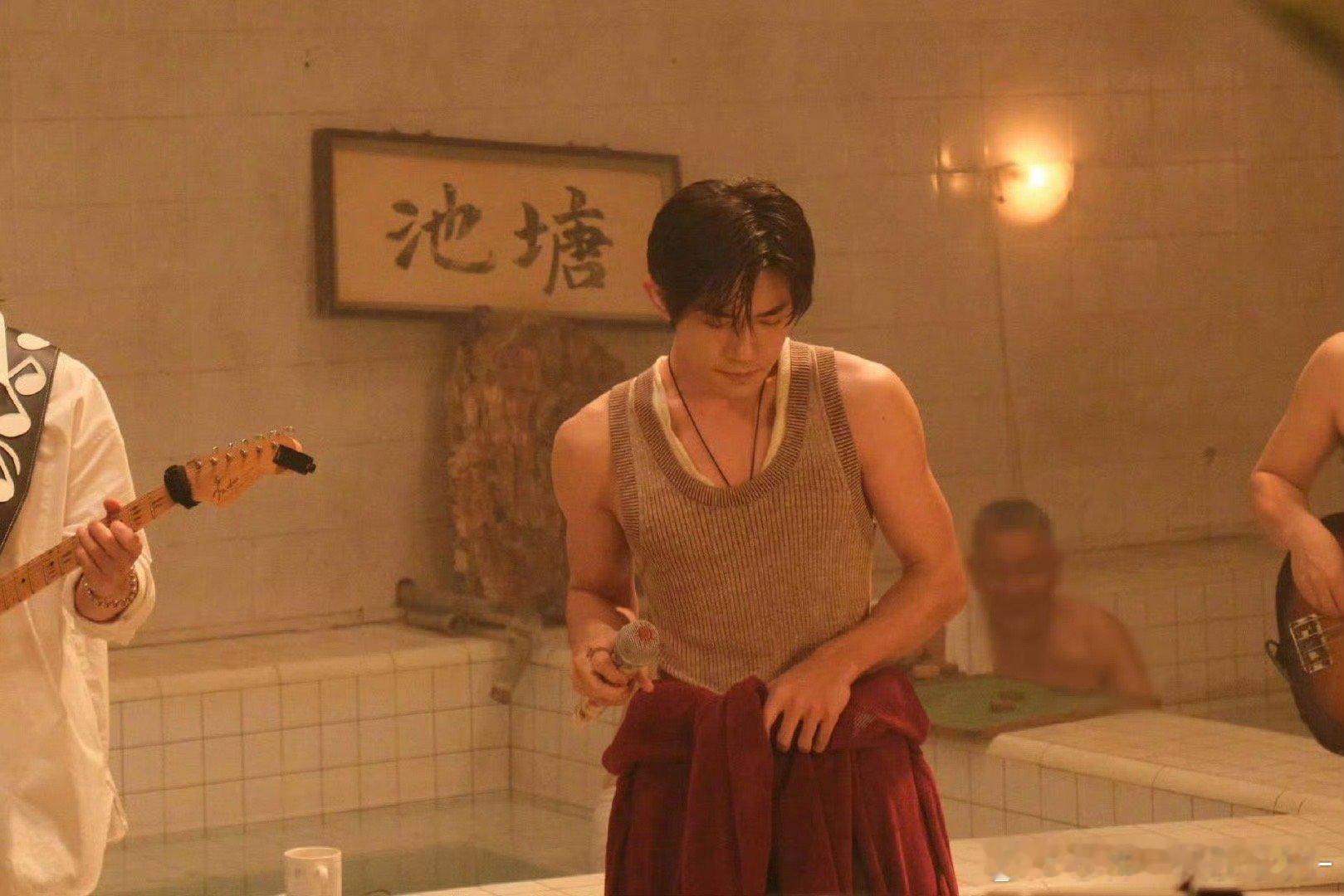 易烊千玺情歌和摇滚的反差感  千玺的音乐，就像他的人生一样，充满了无限可能，情歌