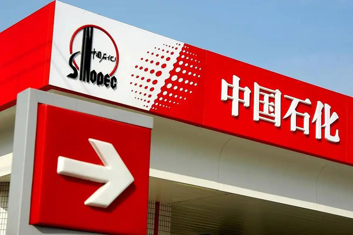 2026年油价首降敲定！4月21日24时92号汽油每升降0.44元，50L油箱加