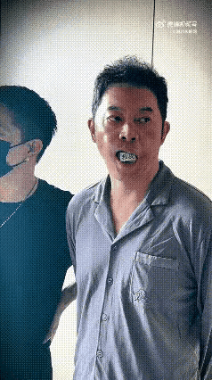 这个段子拍的很有创意，本来看到这个男人舌尖上写纸条，都已经够让人震惊的了，但是看