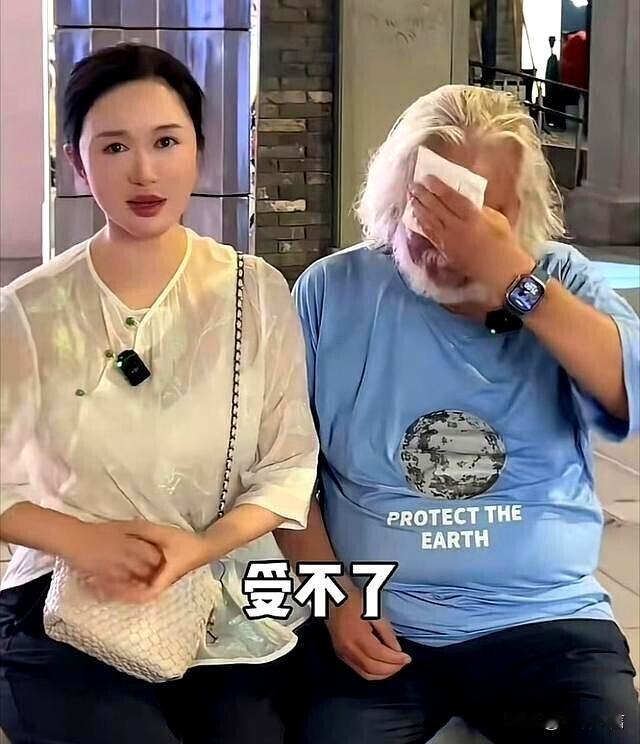 74岁张纪中深夜情绪失控，妻子执意聘用年轻男助理引热议
 
74岁张纪中和43岁
