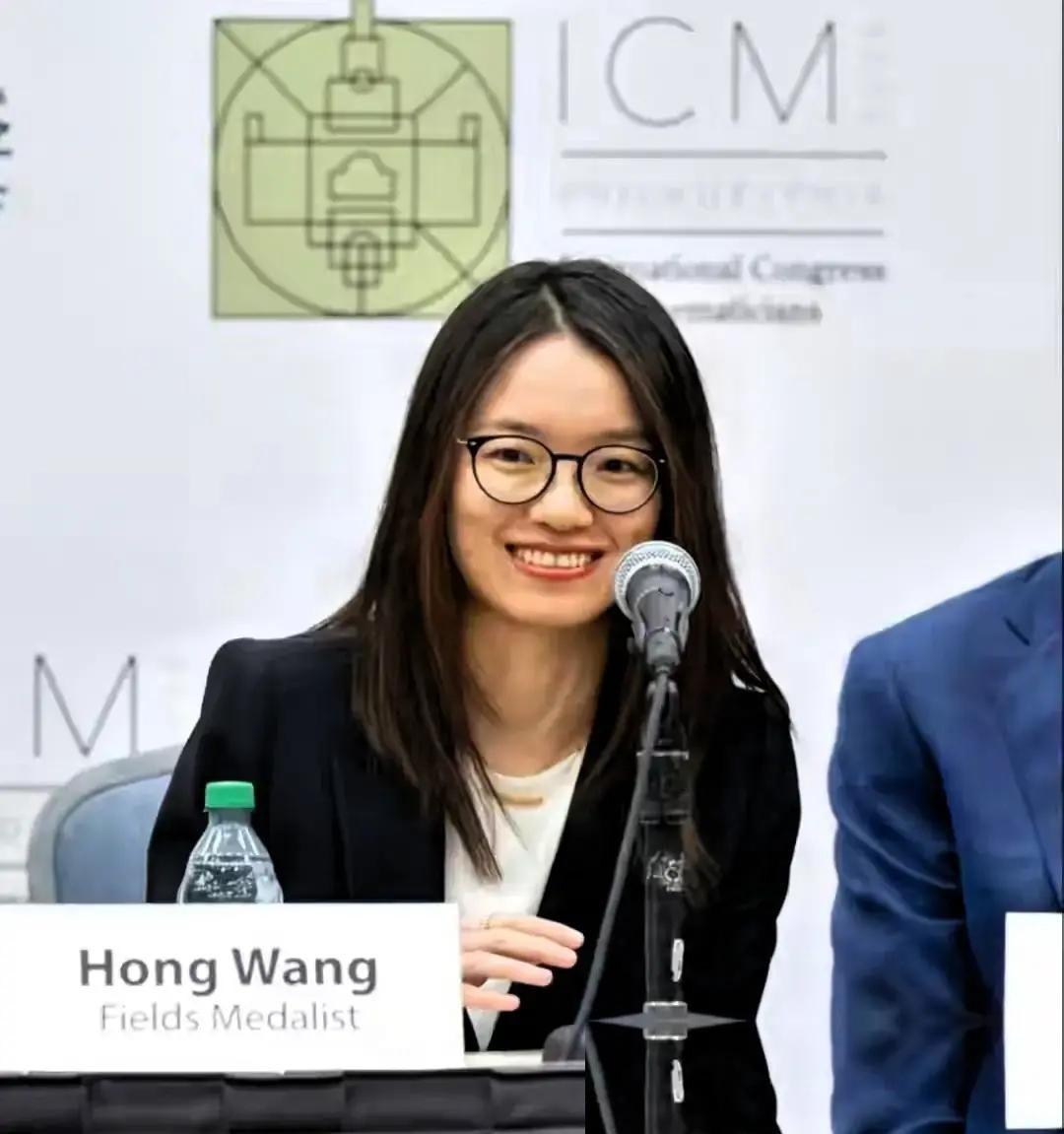 现在网上的看客，总是喜欢通过一个人的外表来下定论。看到人家背着一个破旧的包，穿着