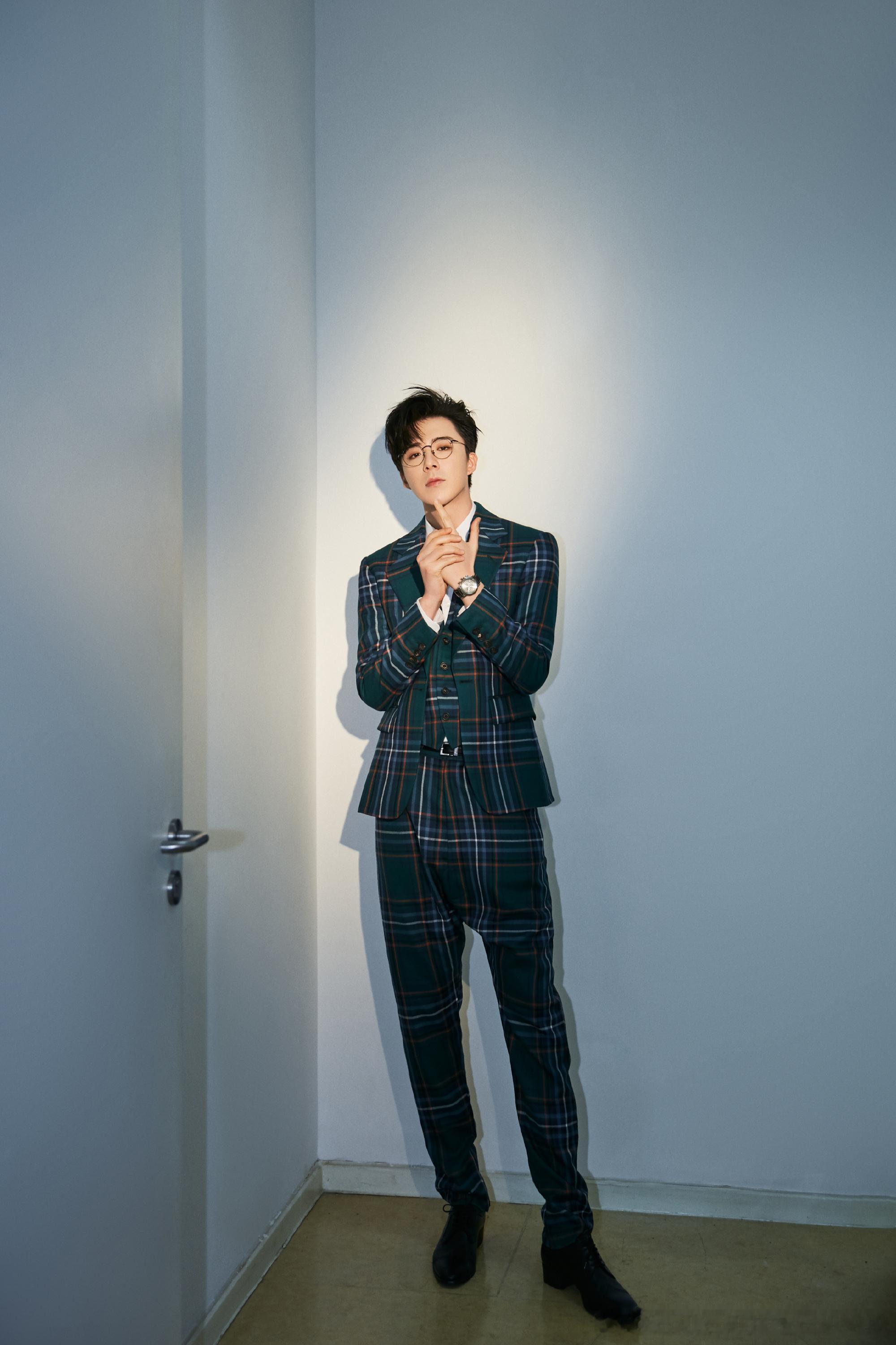 摩登兄弟[超话] 楼道拍摄还挺有感觉的[舔屏][舔屏]​​​