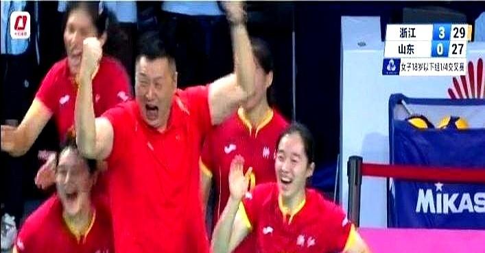 “小孩姐”们把夺冠热门打懵了。

U18全运会，山东女排平均身高高出5厘米，赛前