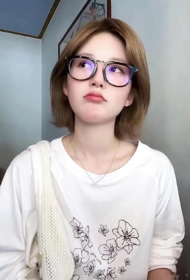 赵露思又直播了最近几天开启了日播的状态，比很多专业主播播的都勤快，反而给自己增加