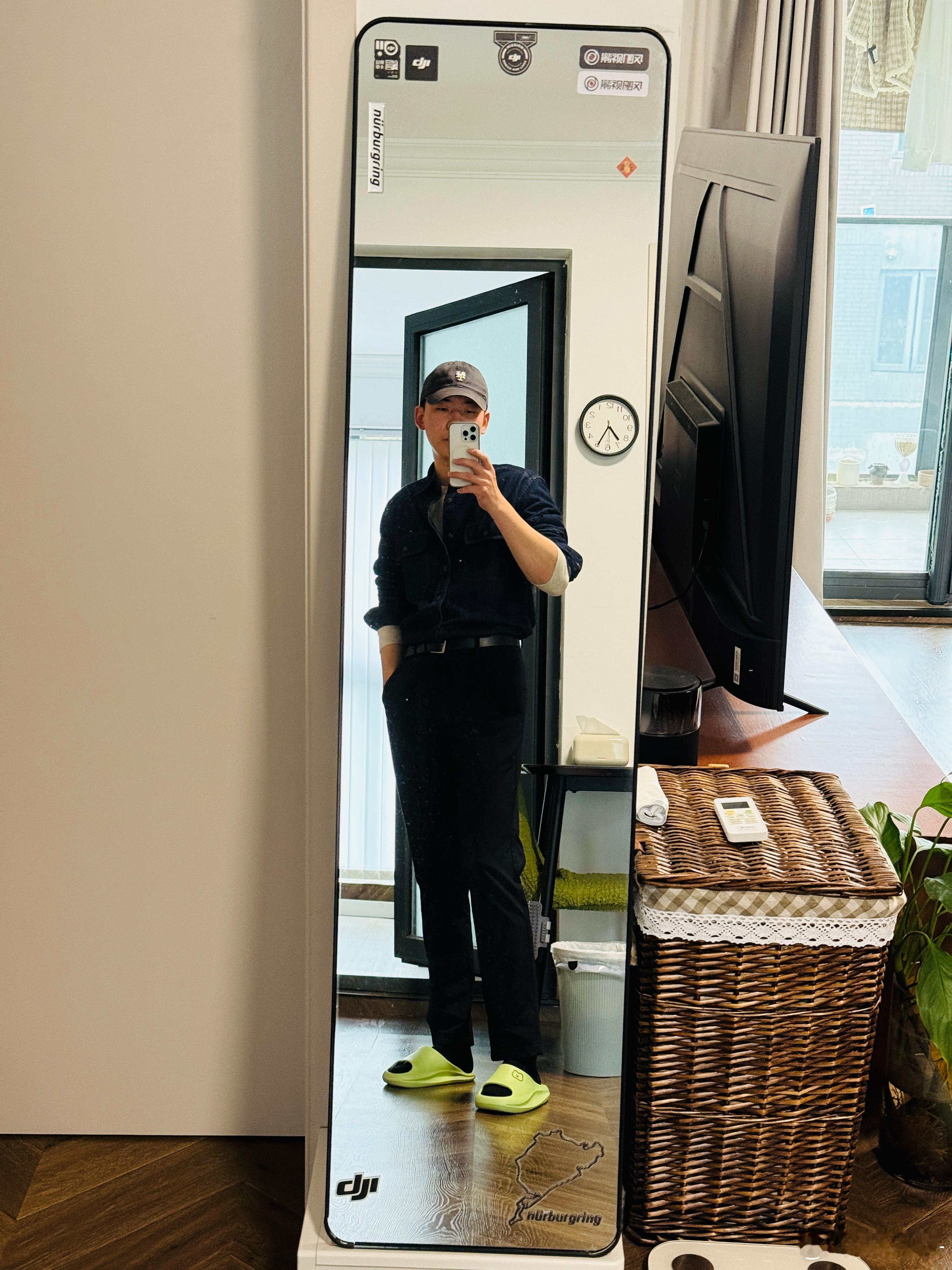 我知道为啥我家镜子显腿长了，因为它是倾斜的角度。 导致我真以为自己腿这么长呢，其