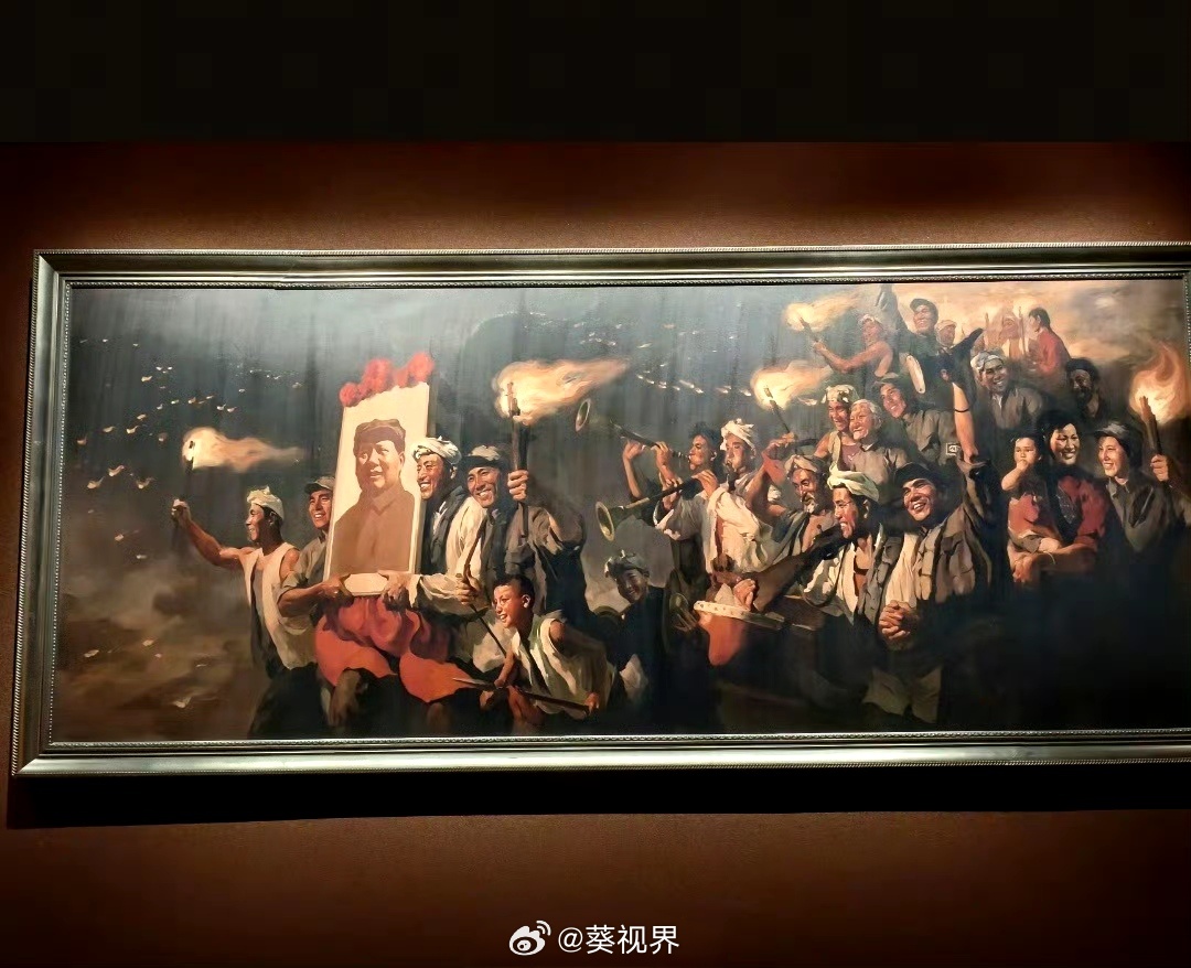 图1，油画《延安火炬》，1945年，满脸喜悦的延安军民高举火把、抬着教员画像，庆