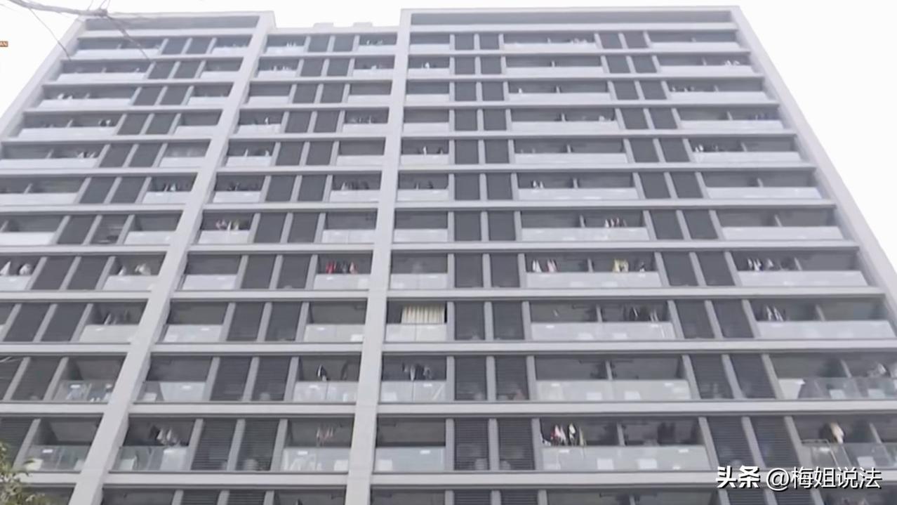 浙江杭州，男子看到某公寓楼招租，停车费还很便宜，负一楼一个月210元，负二楼15