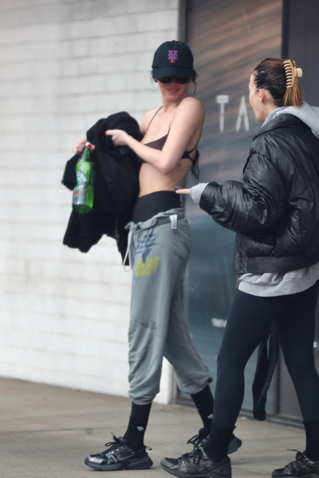 昨天（7日），达科塔·约翰逊离开位于加利福尼亚州斯图迪奥城的特雷西·安德森健身房