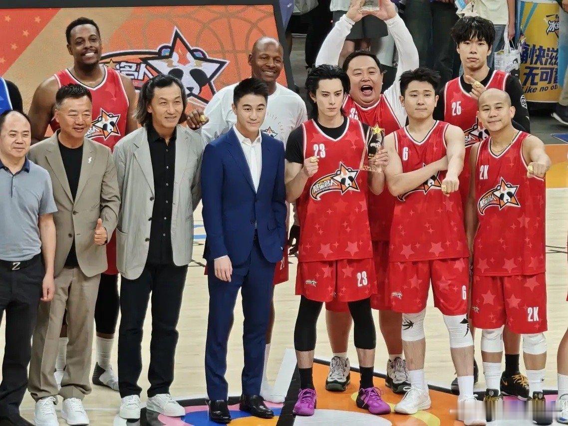 何猷君现身成都NBA聚星名人赛，现场熟面孔好多啊！吴尊、王鹤棣、尼克杨、保罗皮尔