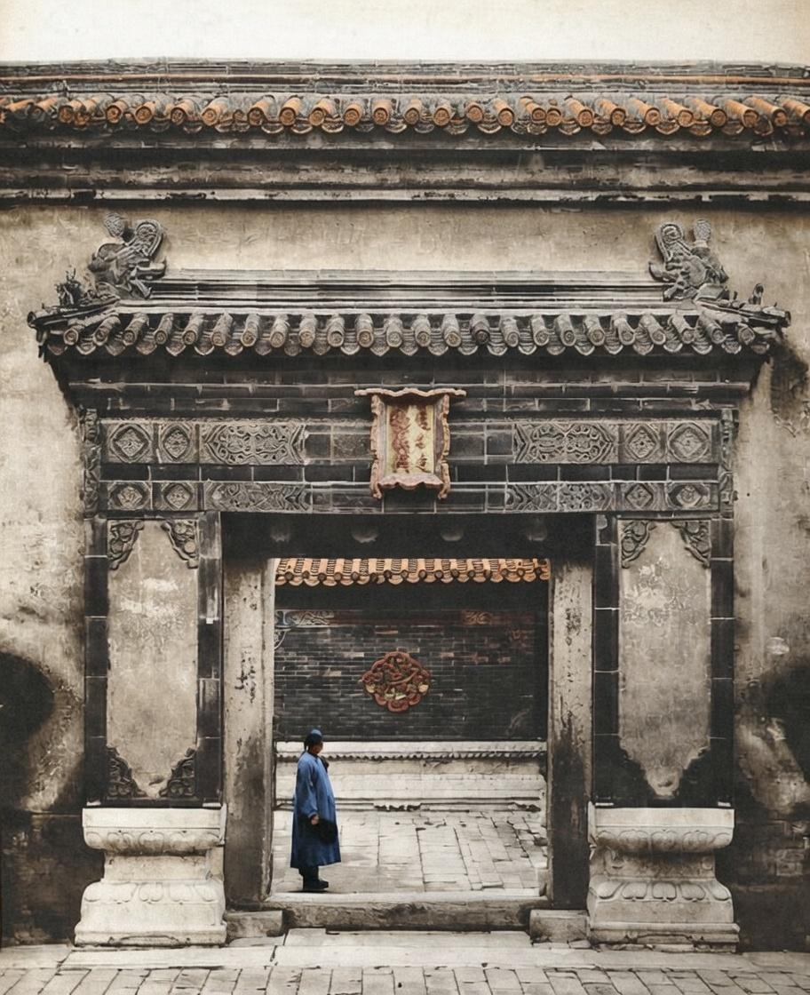 这张照片是1901年由日本摄影师小川一真拍摄的紫禁城遵义门，它是养心殿的东侧入口