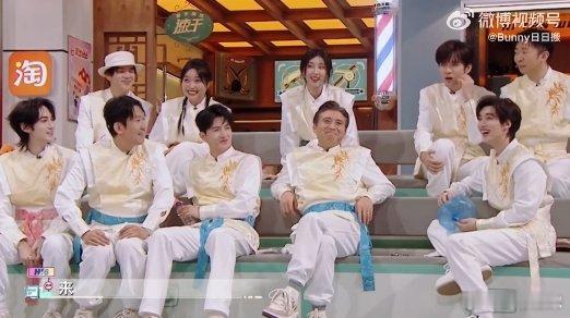 杨洋拜师丁程鑫杨洋对丁程鑫说师傅请受徒儿一拜 不得不说，杨洋这声 “师傅请受徒儿