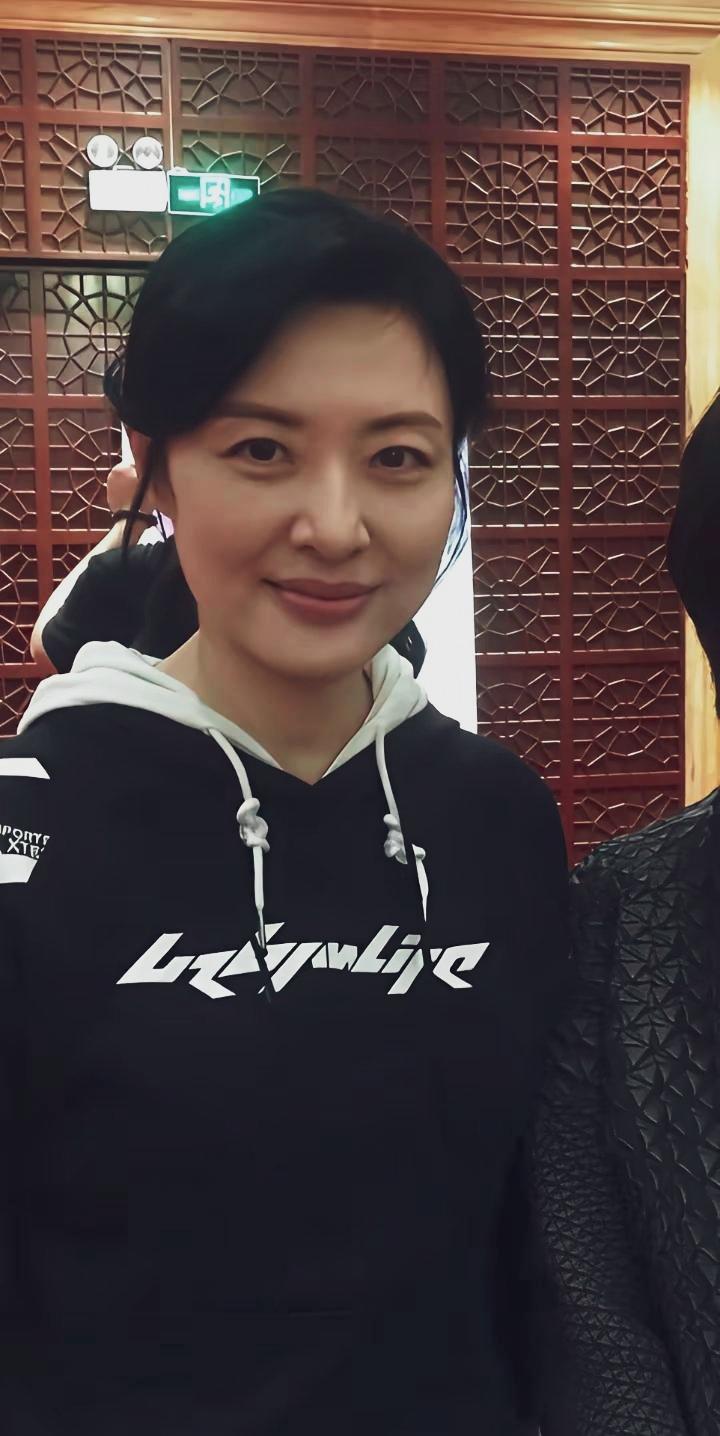 国泰民安的的脸看着就是大气！看出她是谁了吗？