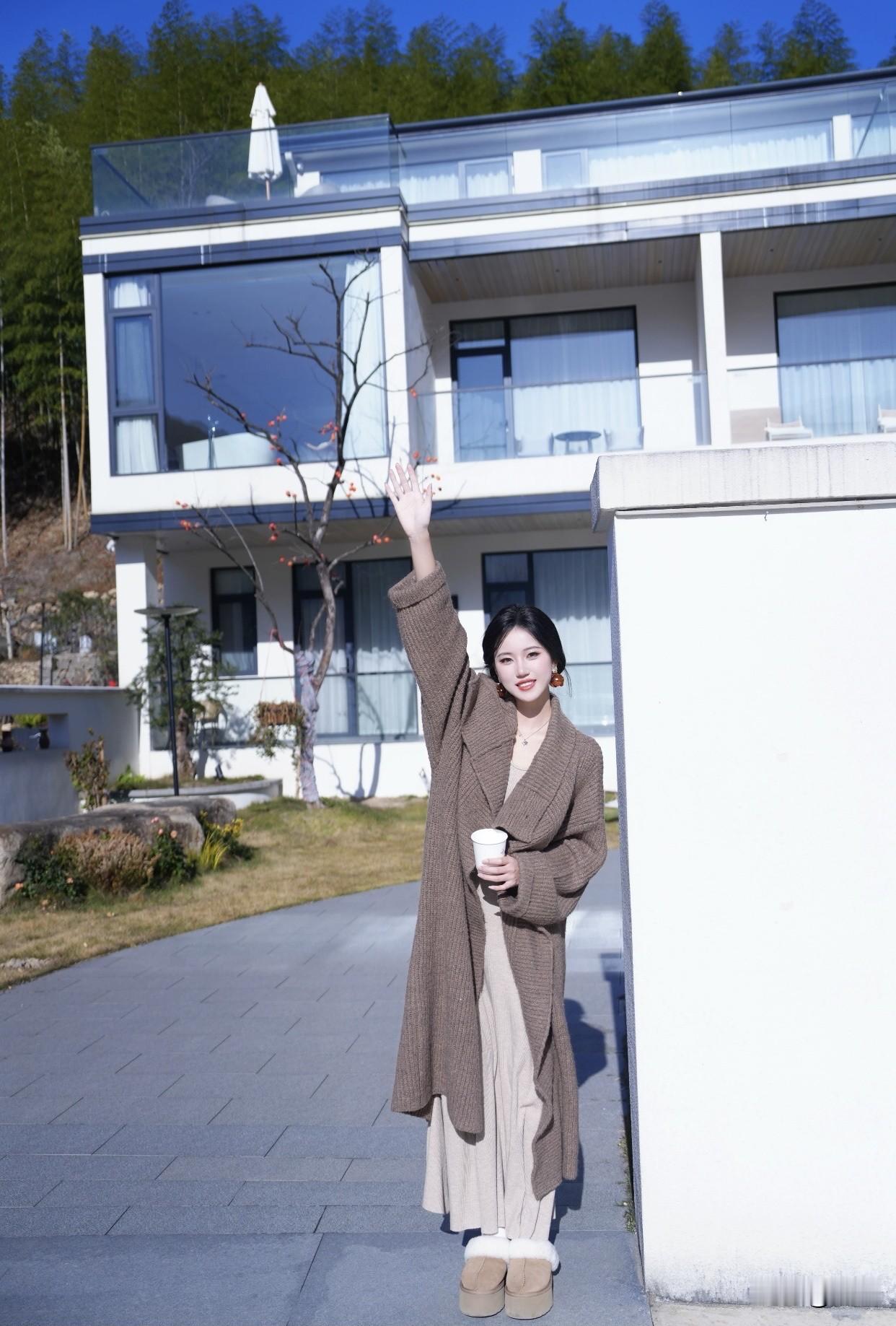 看看气质女神的穿着搭配吧冬日暖阳下，优雅女子倚栏轻笑，手捧热饮，岁月静好。