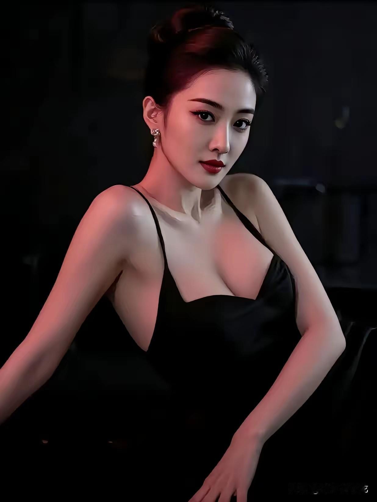 她眼里有光
 
暗调空间里一束红调侧光落在肩头，黑色吊带裙的丝滑面料泛着柔和的哑