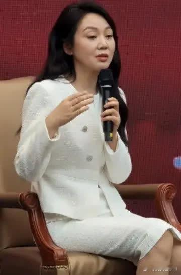 2004年，闫妮老公一进门就对闫妮说：我们离婚吧，孩子还小，房子归你，我净身出户