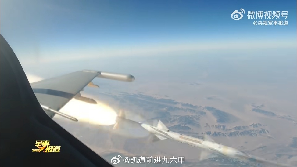 台海局势 “海空雄鹰”的苏-30在西北大漠上空发射霹雳-12实弹的画面，似乎还是